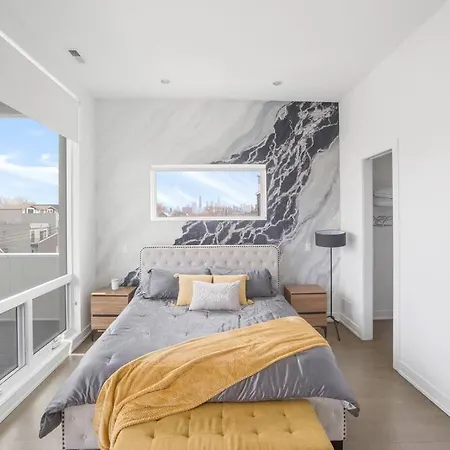 4-Bedroom Penthouse W/ 2 Large Balconies & Rooftop